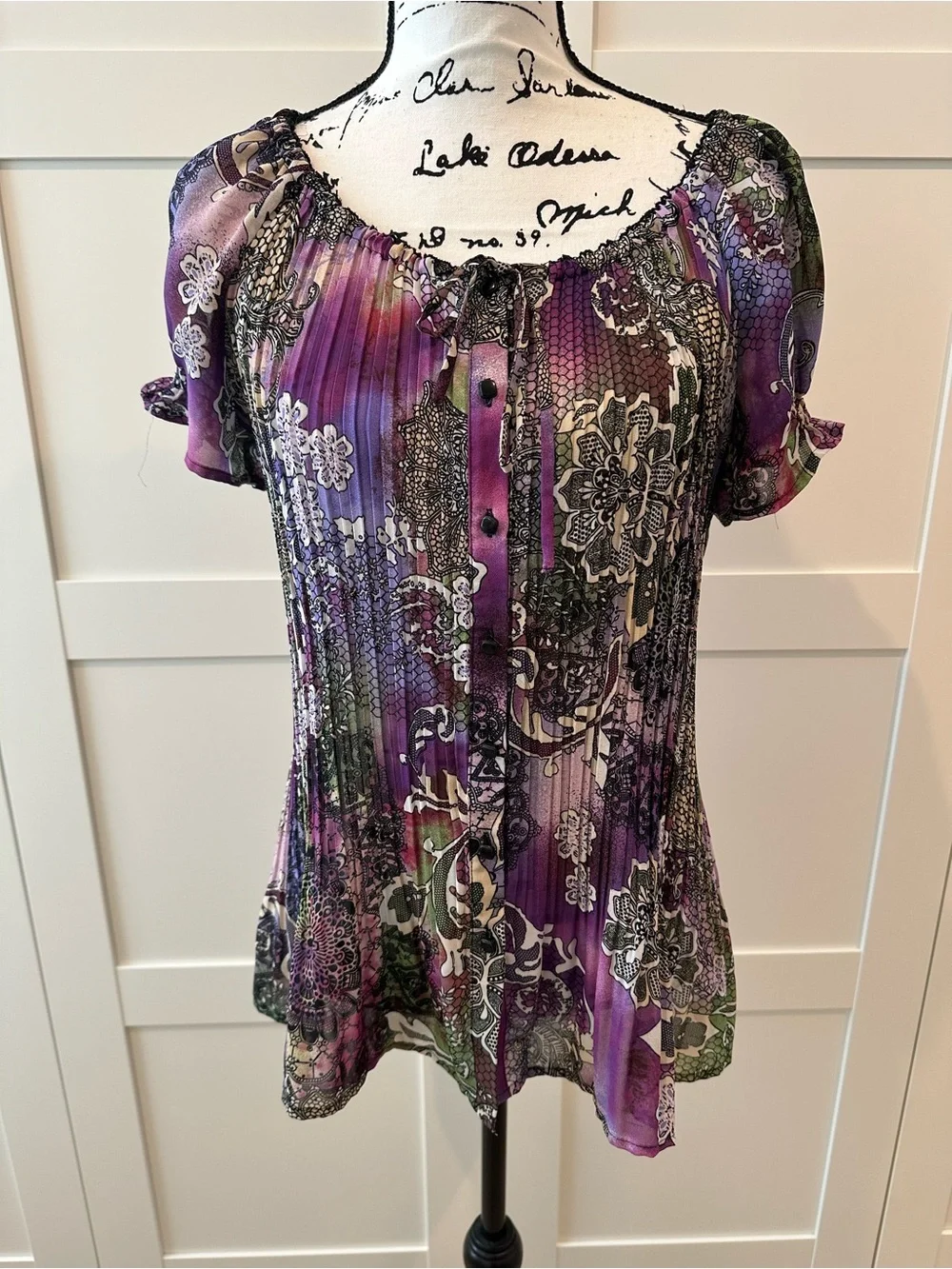 Dressbarn Purple Floral Pleated Short Sleeve Blouse SHEERNESS - Picture 2 of 7